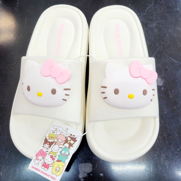 Brand New Sanrio Hello Kitty Big Charm Slippers US 7.5 - Picture 1 of 9
